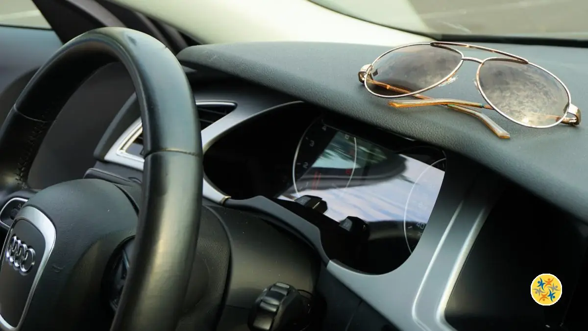 Conseils d'éviter de laisser les lunettes dans la voiture chaude