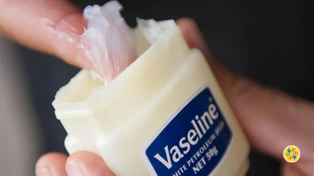 10 Vertus de la Vaseline Encourageant à en Mettre une Bouteille Dans le Sac